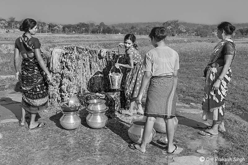 Extracting water with ease from the Kukuru Daarhi at Jiuri village, Jharkhand, India